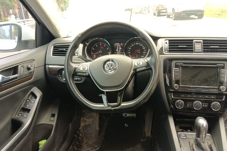 Used Volkswagen Sagitar 2015 230TSI Automatic Luxury Model Steering Wheel