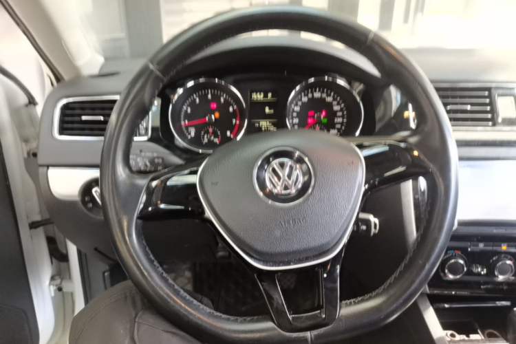 Used Volkswagen Sagitar 2015 230TSI Automatic Comfort Version Steering Wheel