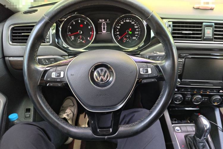 Used Volkswagen Sagitar 2015 230TSI Automatic Luxury Model Steering Wheel