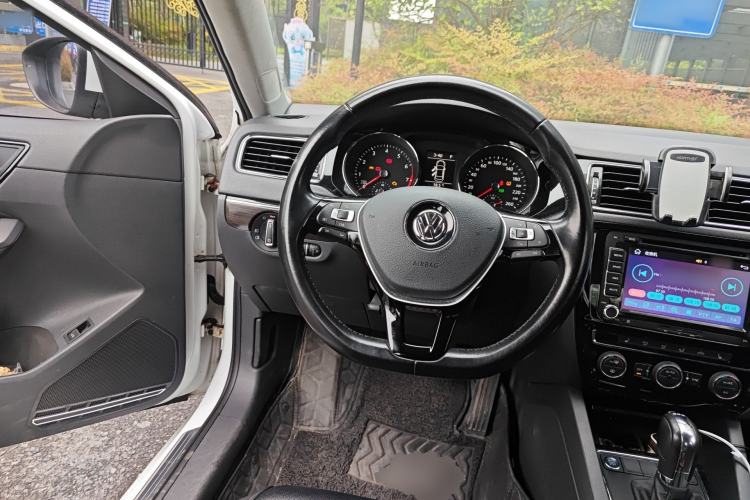 Used Volkswagen Sagitar 2015 230TSI Automatic Luxury Model Steering Wheel