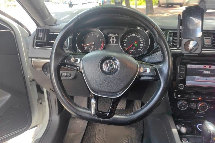 Used Volkswagen Sagitar 2015 230TSI Automatic Luxury Model Steering Wheel