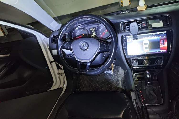 Used Volkswagen Sagitar 2015 1.6L Automatic Comfort Model Steering Wheel