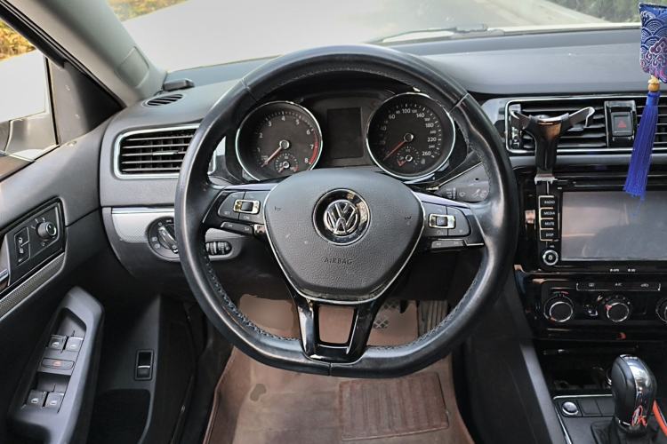 Used Volkswagen Sagitar 2015 230TSI Automatic Comfort Version Steering Wheel