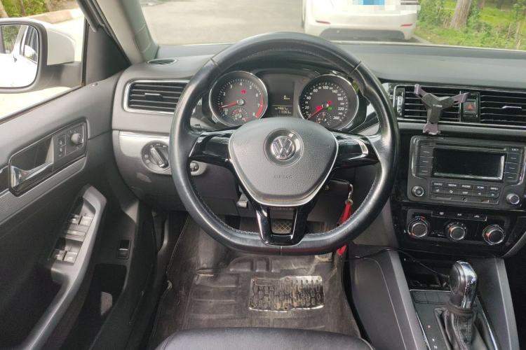 Used Volkswagen Sagitar 2015 230TSI Automatic Comfort Version Steering Wheel