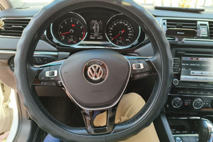 Used Volkswagen Sagitar 2015 230TSI Automatic Luxury Model Steering Wheel