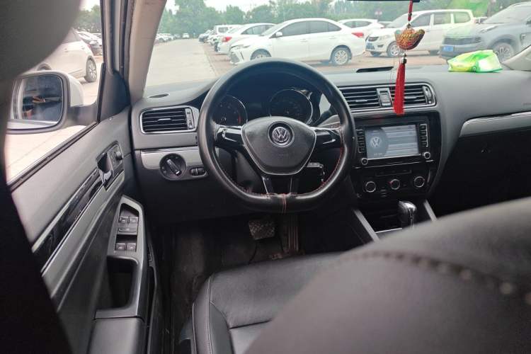 Used Volkswagen Sagitar 2015 1.6L Automatic Comfort Model Steering Wheel