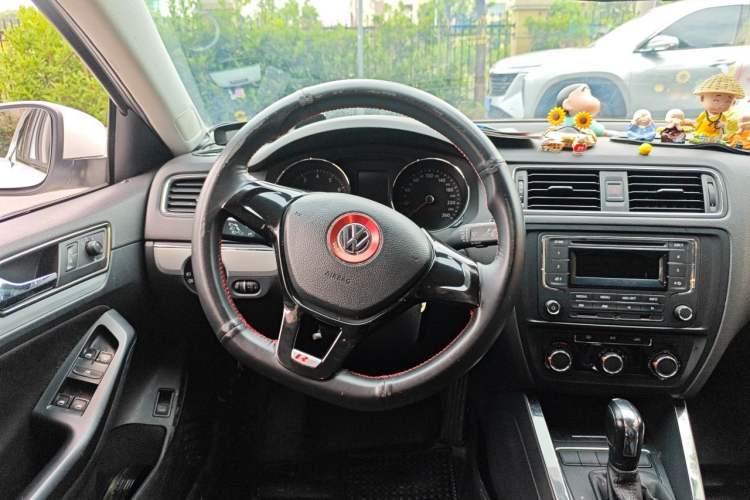 Used Volkswagen Sagitar 2015 1.6L Automatic Fashion Model Steering Wheel