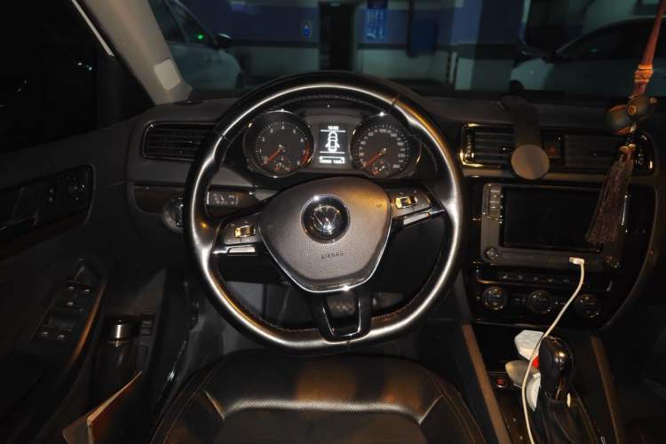 Used Volkswagen Sagitar 2015 230TSI Automatic Luxury Model Steering Wheel