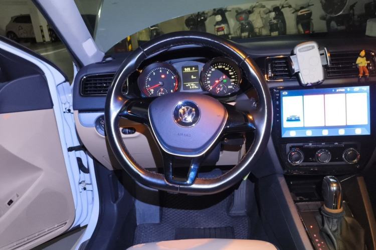 Used Volkswagen Sagitar 2015 230TSI Automatic Comfort Version Steering Wheel