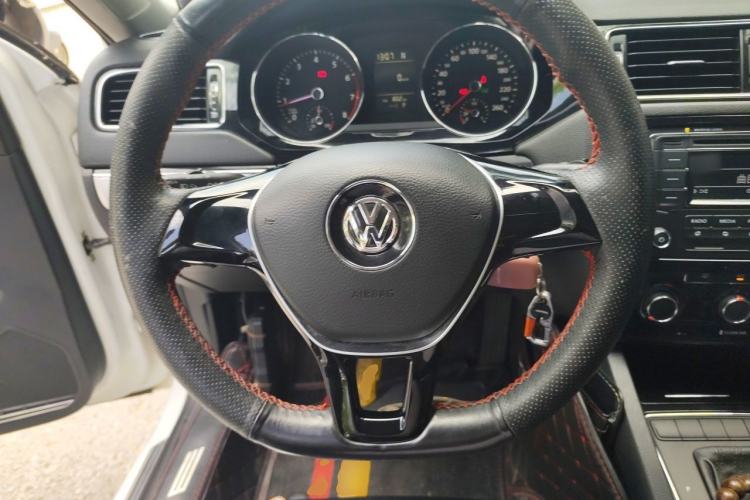 Used Volkswagen Sagitar 2015 230TSI Automatic Comfort Version Steering Wheel
