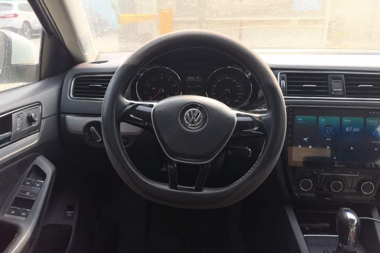 Used Volkswagen Sagitar 2015 230TSI Automatic Comfort Version Steering Wheel