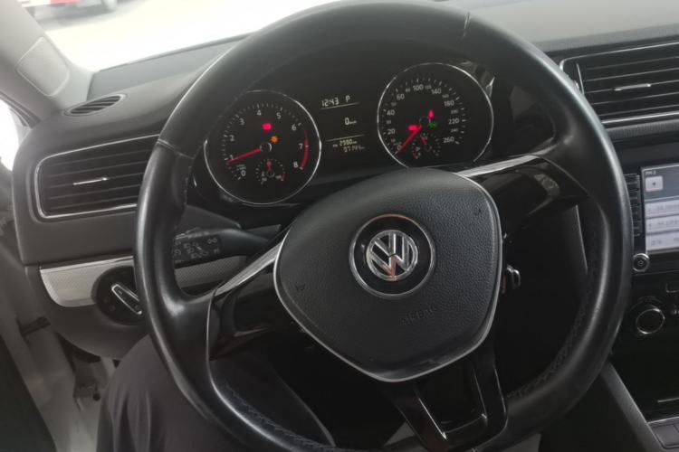 Used Volkswagen Sagitar 2015 230TSI Automatic Comfort Version Steering Wheel