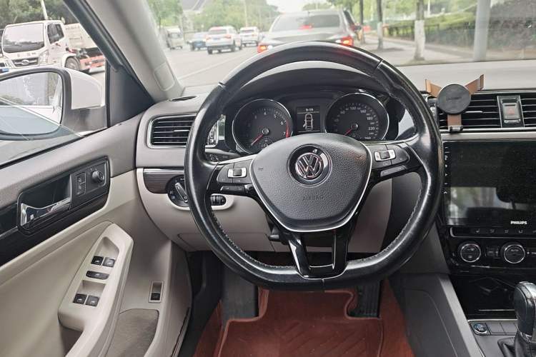 Used Volkswagen Sagitar 2015 230TSI Automatic Luxury Model Steering Wheel