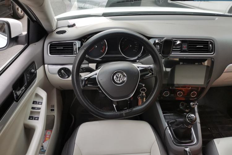 Used Volkswagen Sagitar 2015 1.6L Manual Comfort Model Steering Wheel