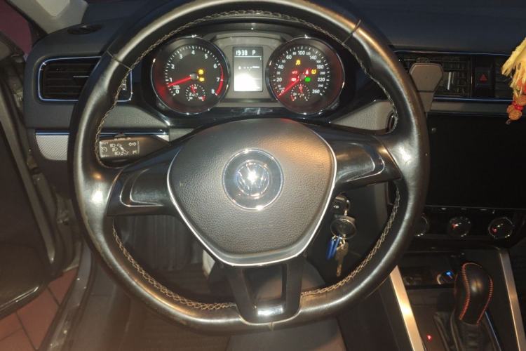 Used Volkswagen Sagitar 2015 230TSI Automatic Comfort Version Steering Wheel
