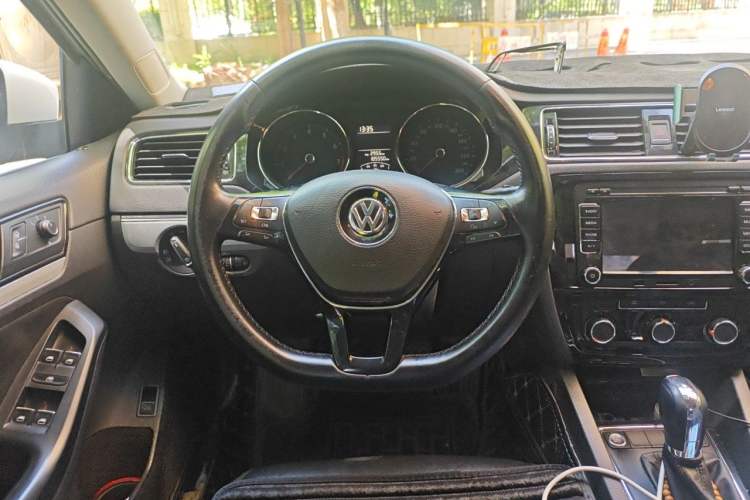 Used Volkswagen Sagitar 2015 1.6L Automatic Comfort Model Steering Wheel