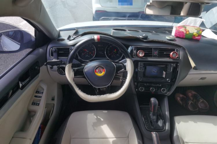 Used Volkswagen Sagitar 2015 230TSI Automatic Comfort Version Steering Wheel