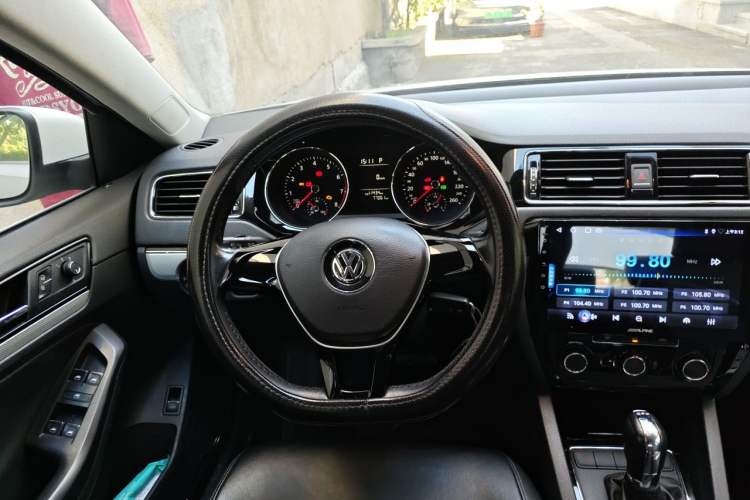 Used Volkswagen Sagitar 2015 230TSI Automatic Comfort Version Steering Wheel