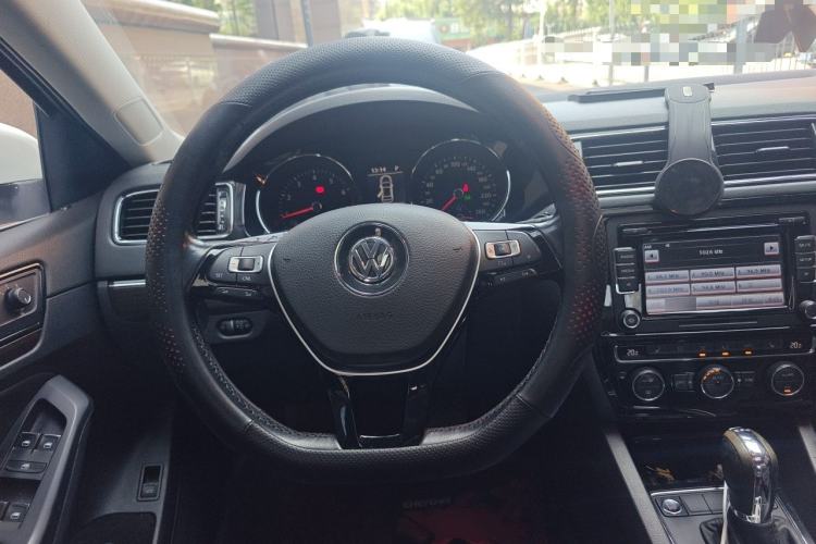 Used Volkswagen Sagitar 2015 230TSI Automatic Luxury Model Steering Wheel