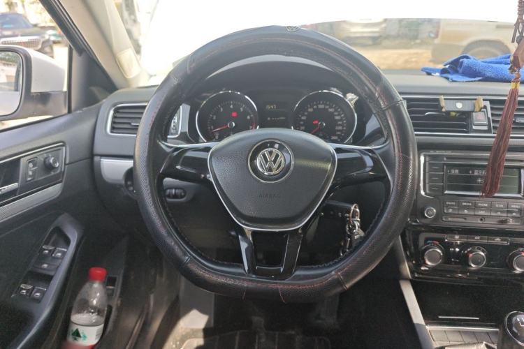Used Volkswagen Sagitar 2015 230TSI Manual Comfort Version Steering Wheel