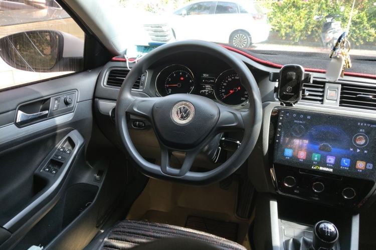Used Volkswagen Sagitar 2015 1.6L Manual Fashion Edition Steering Wheel