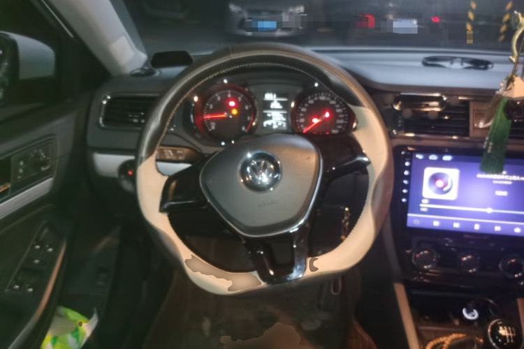 Used Volkswagen Sagitar 2015 1.6L Manual Fashion Edition Steering Wheel
