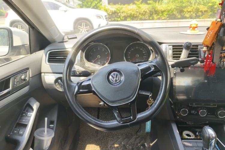 Used Volkswagen Sagitar 2015 230TSI Automatic Comfort Version Steering Wheel