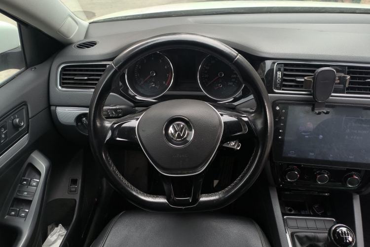 Used Volkswagen Sagitar 2015 230TSI Manual Comfort Version Steering Wheel
