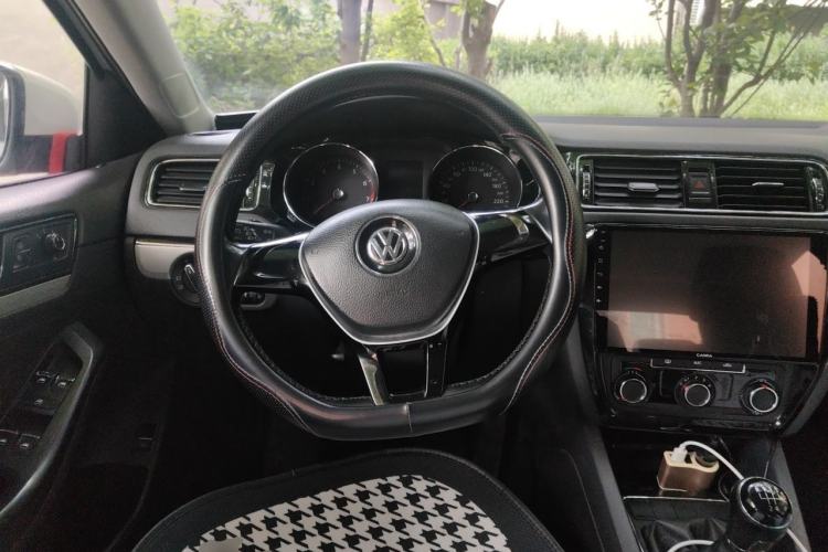 Used Volkswagen Sagitar 2015 1.6L Manual Comfort Model Steering Wheel