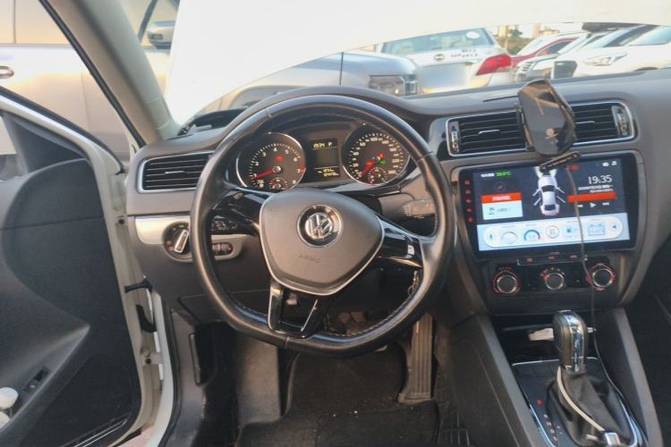 Used Volkswagen Sagitar 2015 230TSI Automatic Comfort Version Steering Wheel