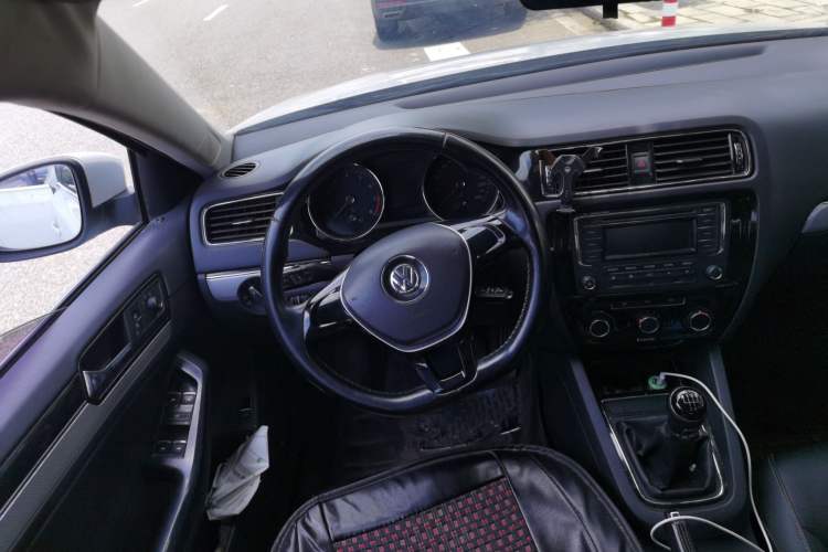 Used Volkswagen Sagitar 2015 230TSI Manual Comfort Version Steering Wheel