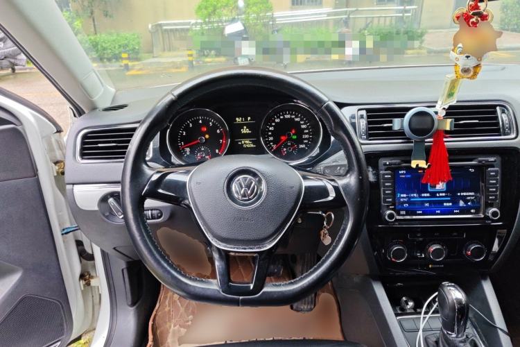 Used Volkswagen Sagitar 2015 230TSI Automatic Comfort Version Steering Wheel