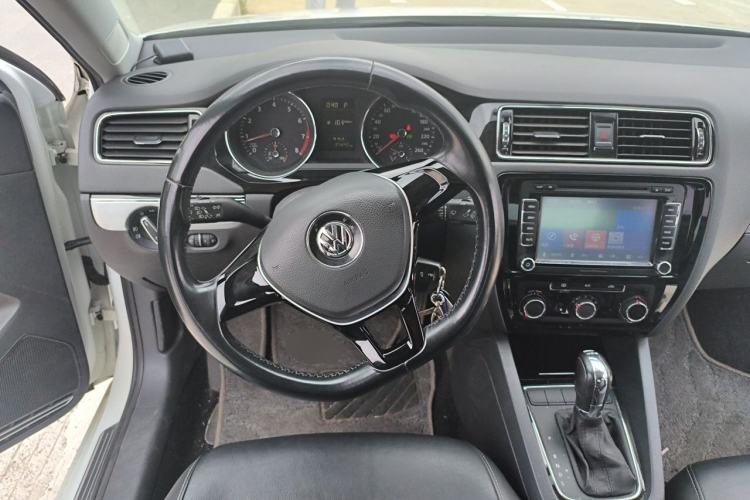 Used Volkswagen Sagitar 2015 230TSI Automatic Comfort Version Steering Wheel