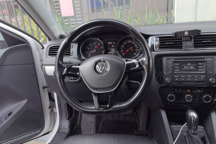 Used Volkswagen Sagitar 2015 1.6L Automatic Comfort Model Steering Wheel