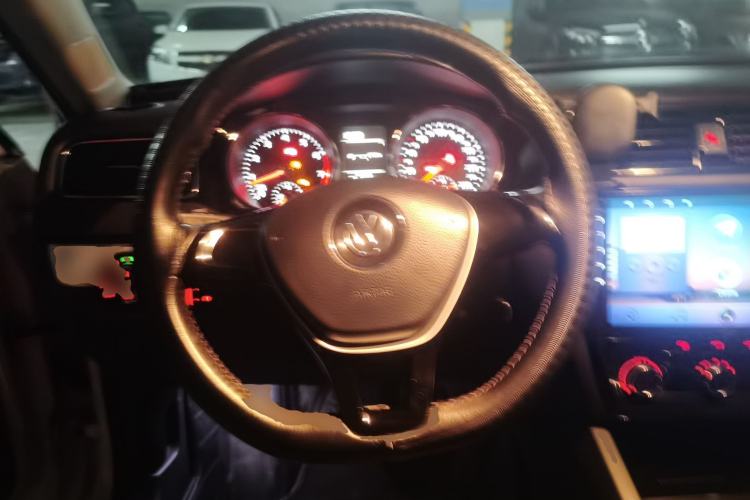 Used Volkswagen Sagitar 2015 230TSI Manual Comfort Version Steering Wheel