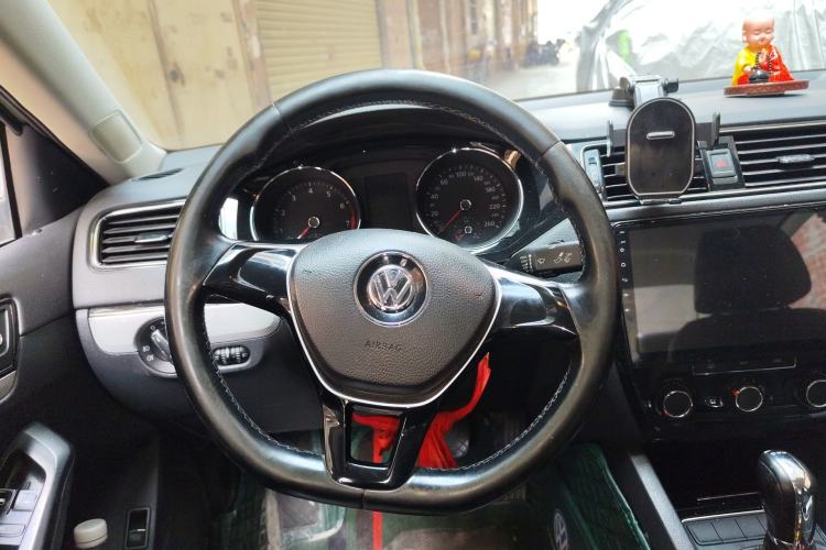 Used Volkswagen Sagitar 2015 230TSI Automatic Comfort Version Steering Wheel