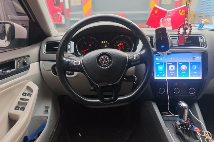 Used Volkswagen Sagitar 2015 230TSI Automatic Comfort Version Steering Wheel