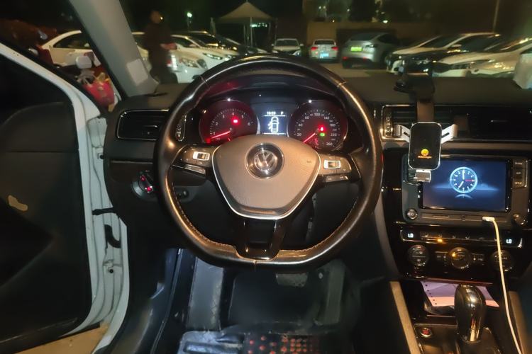 Used Volkswagen Sagitar 2015 230TSI Automatic Luxury Model Steering Wheel