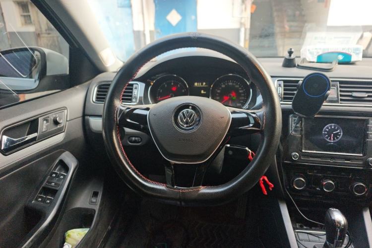 Used Volkswagen Sagitar 2015 230TSI Automatic Comfort Version Steering Wheel