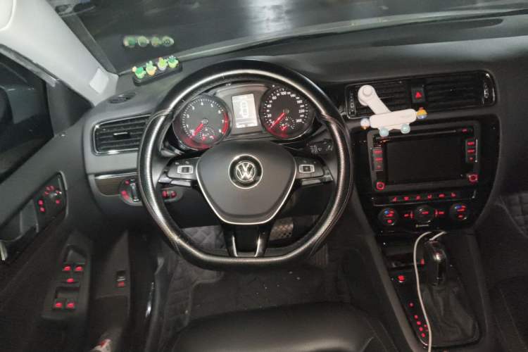 Used Volkswagen Sagitar 2015 230TSI Automatic Luxury Model Steering Wheel