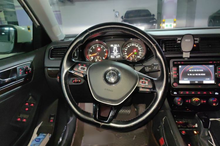 Used Volkswagen Sagitar 2015 280TSI Automatic Flagship Model Steering Wheel