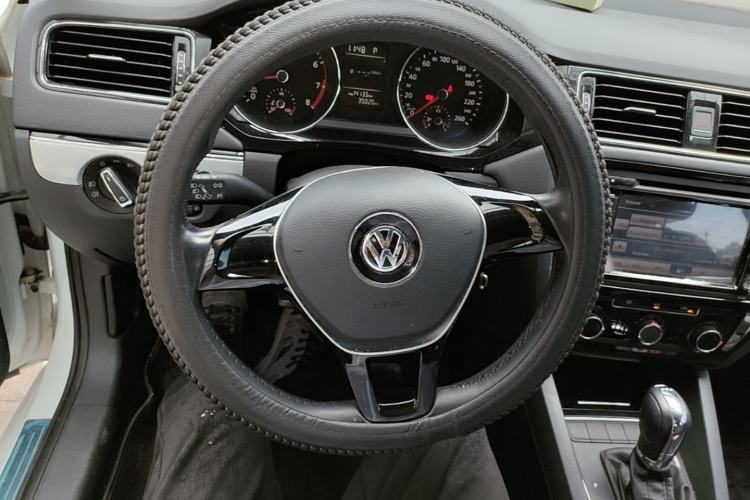 Used Volkswagen Sagitar 2015 230TSI Automatic Comfort Version Steering Wheel