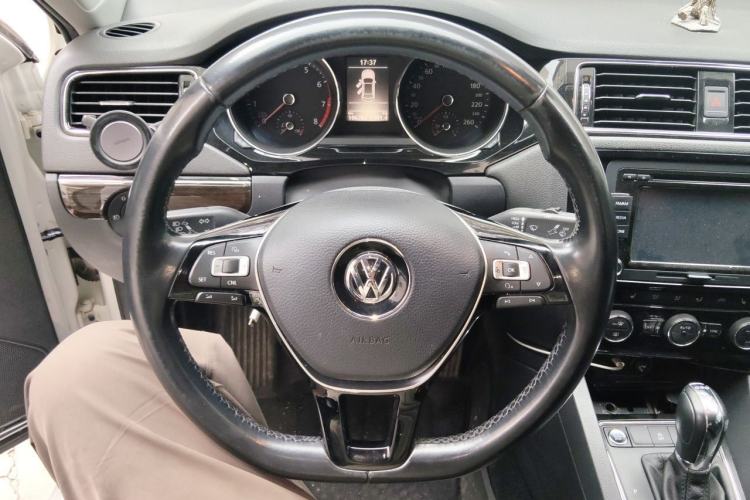 Used Volkswagen Sagitar 2015 280TSI Automatic Flagship Model Steering Wheel