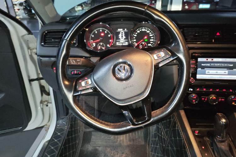 Used Volkswagen Sagitar 2015 230TSI Automatic Luxury Model Steering Wheel