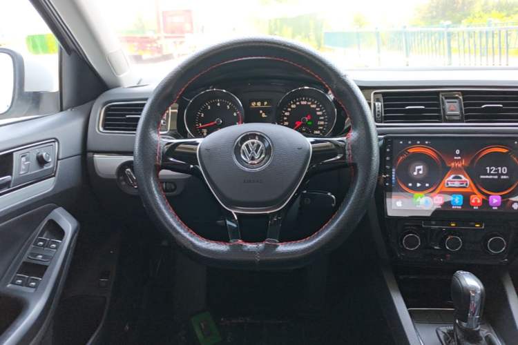 Used Volkswagen Sagitar 2015 230TSI Automatic Comfort Version Steering Wheel
