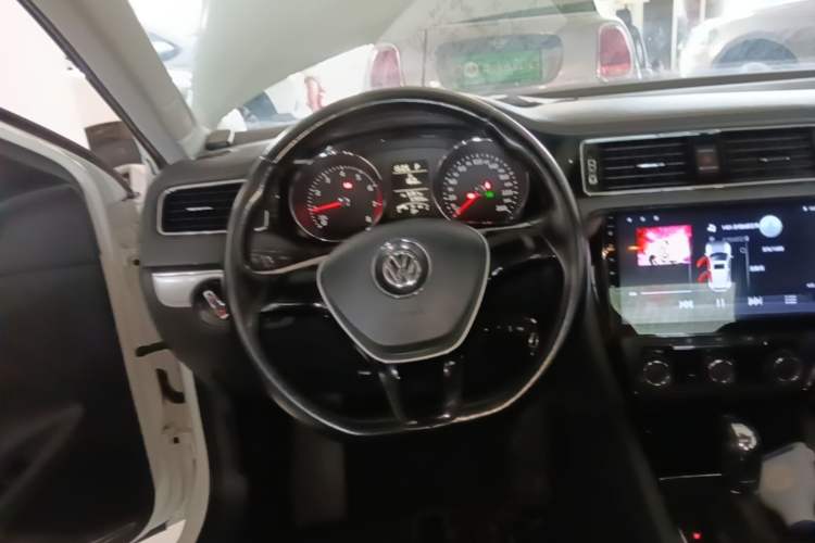 Used Volkswagen Sagitar 2015 1.6L Automatic Comfort Model Steering Wheel