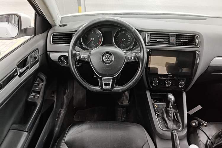 Used Volkswagen Sagitar 2015 230TSI Automatic Comfort Version Steering Wheel