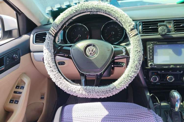 Used Volkswagen Sagitar 2015 230TSI Automatic Comfort Version Steering Wheel