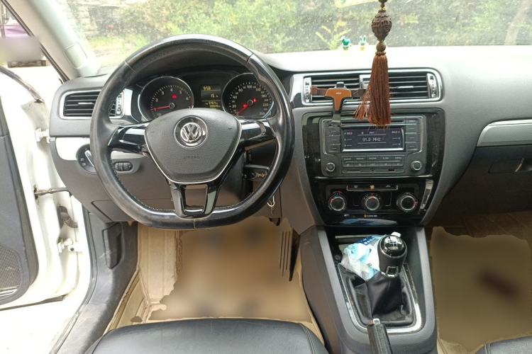 Used Volkswagen Sagitar 2015 1.6L Manual Comfort Model Steering Wheel