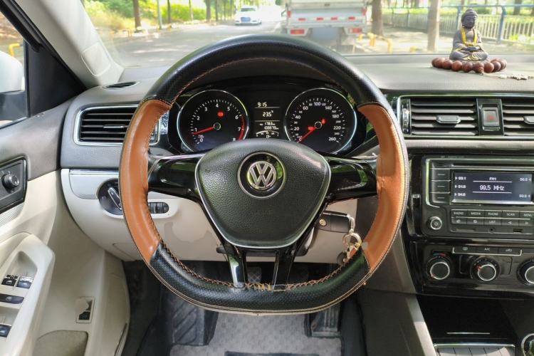 Used Volkswagen Sagitar 2015 1.6L Manual Comfort Model Steering Wheel